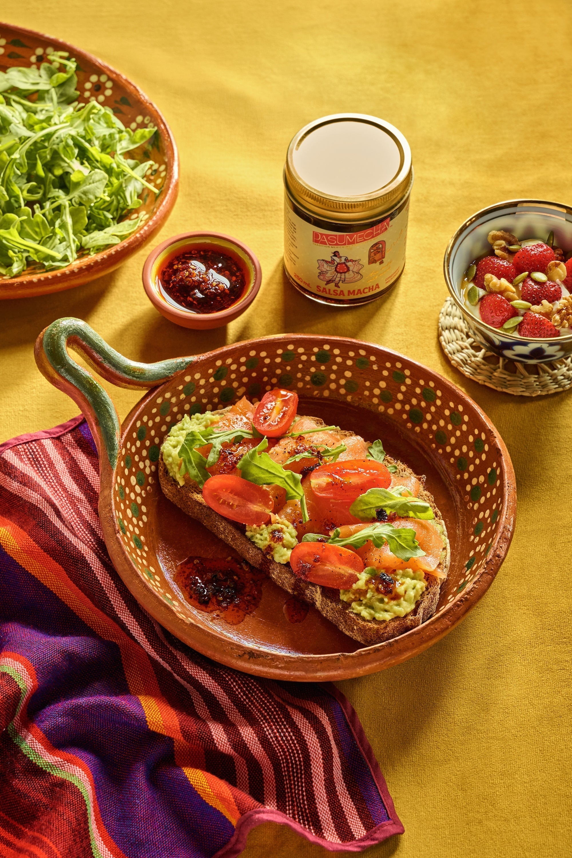 Toast à l’avocat, œuf et Salsa Macha à l’Érable