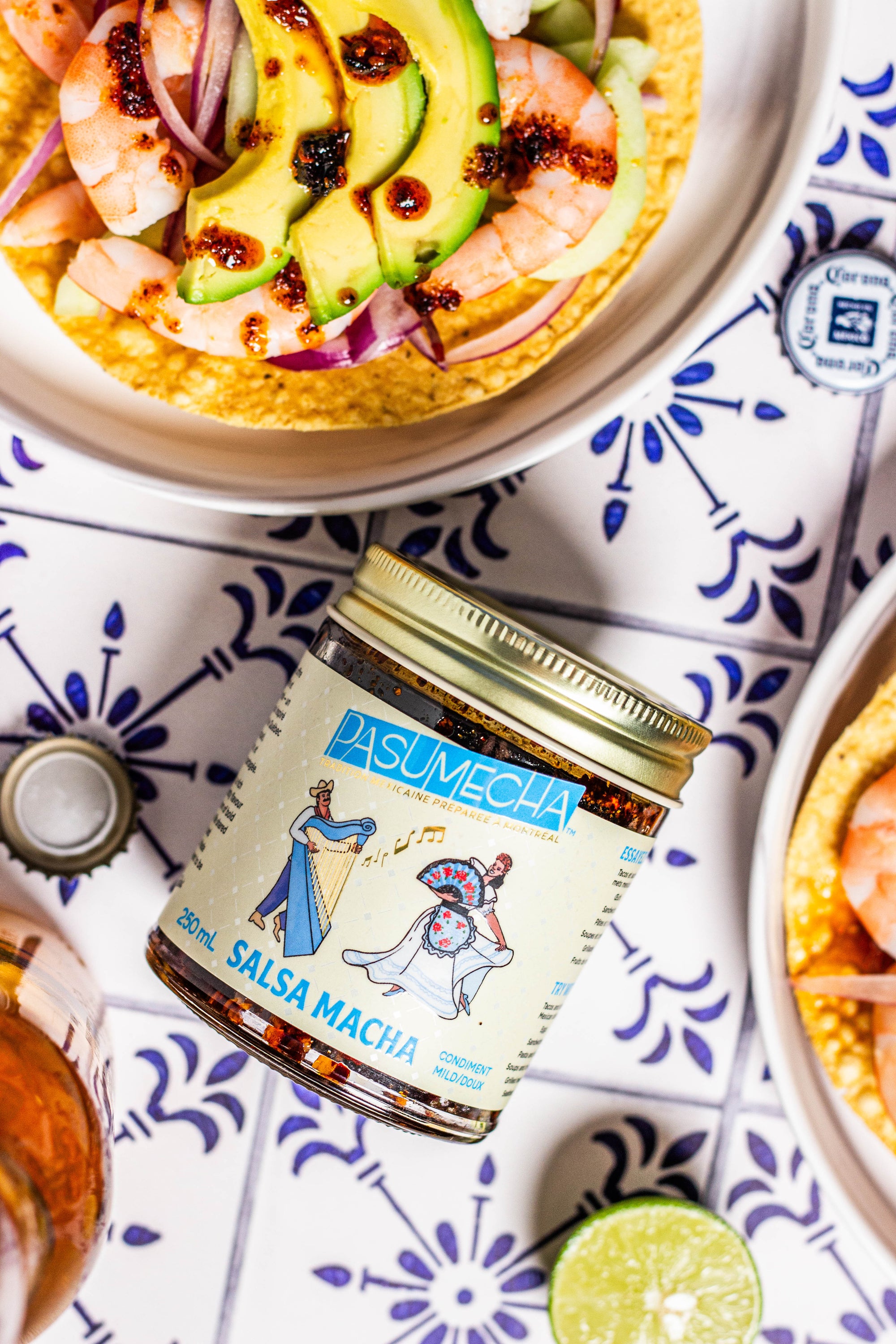 Tostadas aux crevettes, avocat et Salsa Macha Pasumecha