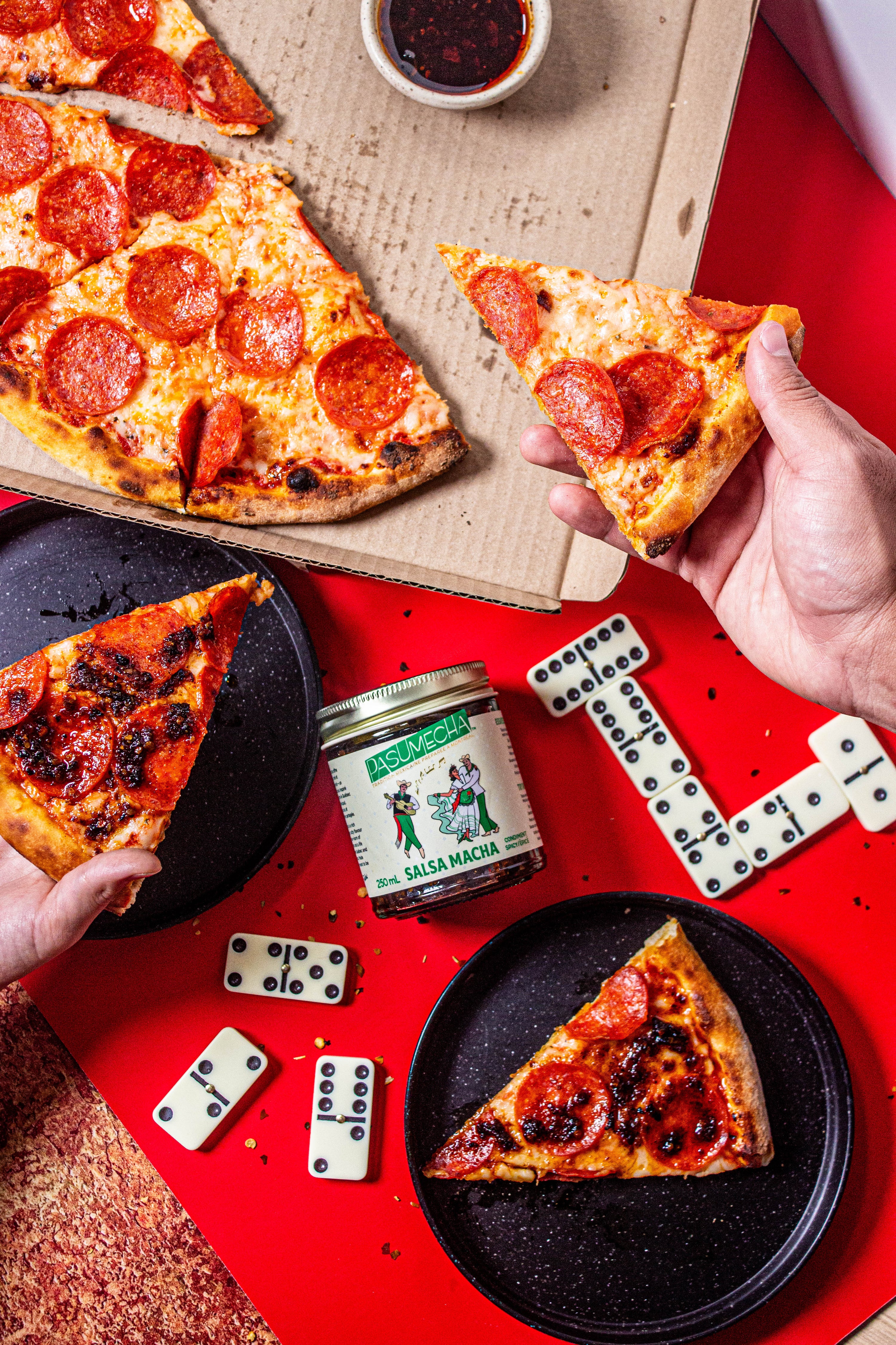 Pizza avec de la salsa Macha