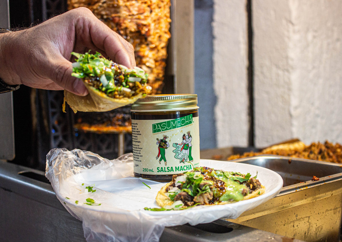 Salsa Macha Épicée utilisée comme garniture sur des grillades.